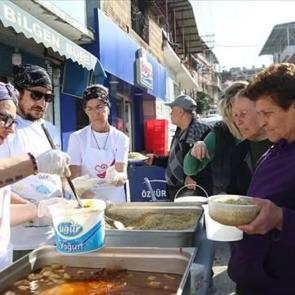 Hatay'da gönüllüler her gün 12 bin kişilik iftar hazırlıyor