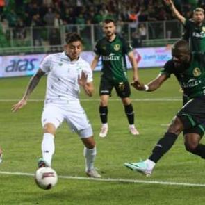10 kişilik Sakaryaspor iki golle kazandı