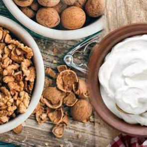 Bu ikili sabaha %100 şarjla başlamanızı sağlayacak! Cevizli yoğurt tarifi: Yoğurdun i&ccedil;ine ceviz konulur mu?