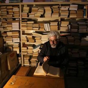 Okuma sevgisiyle biriktirdiği eski kitapları meraklılarıyla buluşturuyor