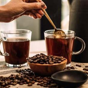 Sabah a&ccedil; karnına kahve i&ccedil;menin zararlı mı? A&ccedil; karna kahve i&ccedil;mek kansızlık yapar mı, baş d&ouml;nd&uuml;r&uuml;r m&uuml;?