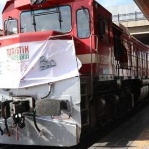 İlk seferine çıkan 'Turistik Diyarbakır Ekspresi' Diyarbakır'da coşkuyla karşılandı