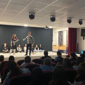 İlk tiyatrolarını lise öğrencilerine yaptılar