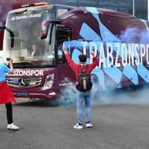 Trabzonspor, Kayseri&rsquo;de meşalelerle karşılandı