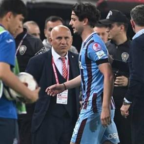 Kırmızı kart g&ouml;rm&uuml;şt&uuml;! Enis Destan &ouml;z&uuml;r diledi