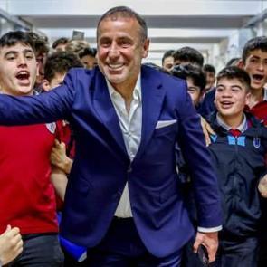 Trabzonspor Teknik Direkt&ouml;r&uuml; Abdullah Avcı, &ouml;ğrencilerle buluştu