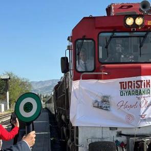 'Turistik Diyarbakır Ekspresi' Elazığ'da! Yolcular şehre hayran kaldı