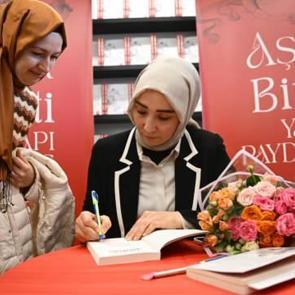 D&R, yeni kitabının imza günü için Fatmanur Altun’u ağırladı