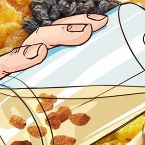 Bağışıklığı g&uuml;&ccedil;lendirip, kalp sağlığını destekliyor: Her sabah d&uuml;zenli i&ccedil;ilen kuru &uuml;z&uuml;m suyunun faydaları nelerdir?