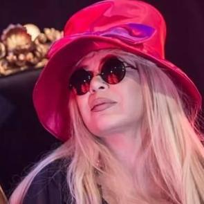 Zerrin &Ouml;zer omurilik ameliyatından sonra ilk kez b&ouml;yle g&ouml;r&uuml;nt&uuml;lendi! Sağlık durumu...