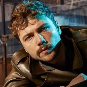 D&uuml;ğ&uuml;n haberi beklenen Tolga Sarıtaş'tan şaşırtan evlilik a&ccedil;ıklaması!