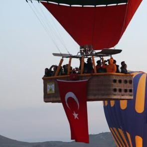 Türk bayrakları göklerde dalgalandı