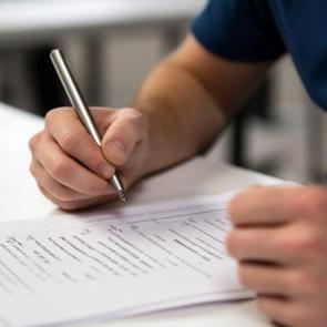 Sınav kaygısında ebeveynlere &ouml;nemli g&ouml;rev d&uuml;ş&uuml;yor