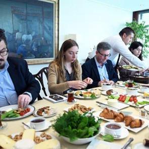 AB Daimi Temsilcisi Kaymakcı, Brüksel'de basın mensuplarına Türk kahvaltısını tanıttı