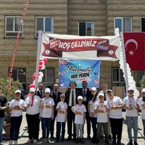 Tahran T&uuml;rk Okulu'nda "Matematik Her Yerde" sloganıyla Bilim Şenliği d&uuml;zenlendi