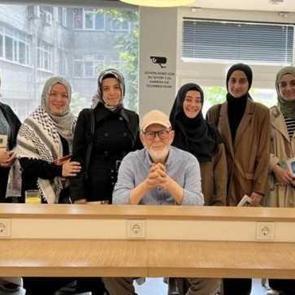 Usta yazar Mustafa Kutlu, &Uuml;sk&uuml;dar'da okurlarıyla buluştu! Yeni kitabını imzaladı