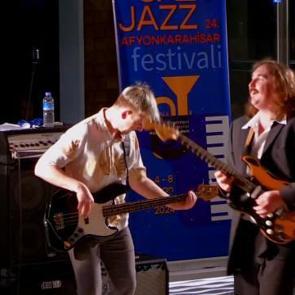 İngiliz gitarist Lewis Creaven: M&uuml;zik kariyerimi eşime g&ouml;re şekillendirdim