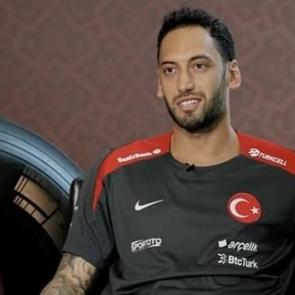 Hakan &Ccedil;alhanoğlu'ndan Montella'ya &ouml;vg&uuml;!