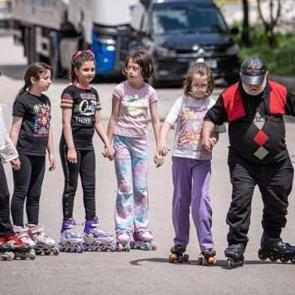 İleri yaşına rağmen paten üstünde... Çocuklara sporu sevdiriyor