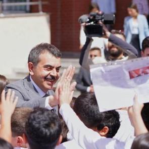 Milli Eğitim Bakanı Tekin, &ouml;ğrencilerin karne heyecanına ortak oldu