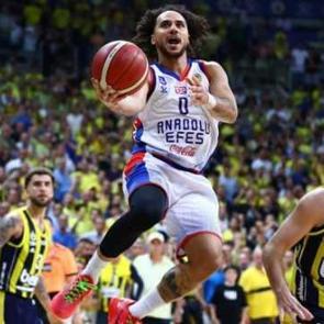 Nefes kesen ma&ccedil;ta Fenerbah&ccedil;e son saniyede yıkıldı! Larkin seriye "devam" dedi