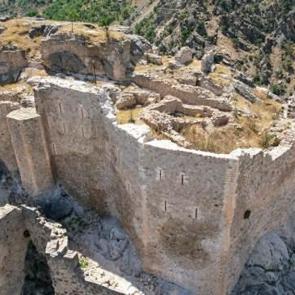 Depremde hasar alan kale yeniden ziyarete açıldı: Tarihi milattan önceye dayanıyor