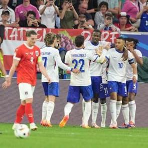 W&ouml;ber 3 puan hediye etti! Fransa'ya tek gol yetti