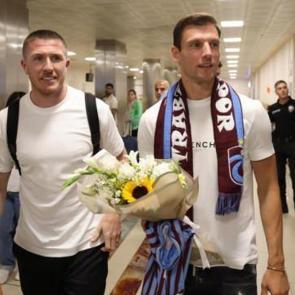 Yeni transferlere gece yarısı coşkulu karşılama!