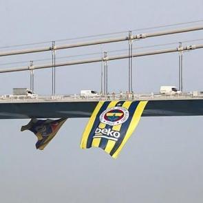 Fenerbah&ccedil;e'nin bayrağı k&ouml;pr&uuml;ye asıldı