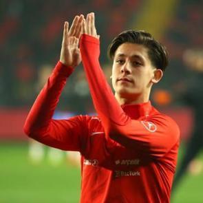 Arda G&uuml;ler'in aile pozu sosyal medya viral oldu! İşte, annesi, babası ve ablası...