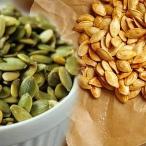 Kabak &ccedil;ekirdeğinin 7 faydası! A&ccedil; karnına &ccedil;iğ kabak &ccedil;ekirdeği yenir mi?