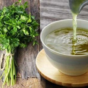 Kaynamış maydanoz suyunun faydaları? Maydanoz suyu nasıl yapılır, yatmadan &ouml;nce i&ccedil;ilir mi?
