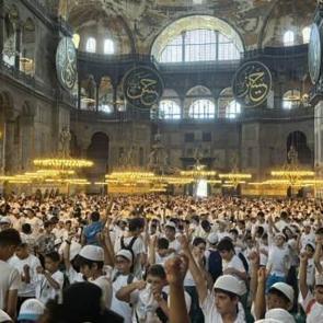 T&Uuml;GVA'nın yaz okuluna giden &ouml;ğrenciler Ayasofya-i Kebir Cami-i Şerifi'nde buluştu