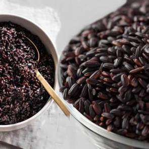 Tansiyonu d&uuml;ş&uuml;r&uuml;yor, kolesterol&uuml; bitiriyor! "İmparatorluk pirinci" olarak bilinen siyah pirincin faydaları nelerdir, nerede yetişir? Siyah pirin&ccedil; nasıl pişirilir?