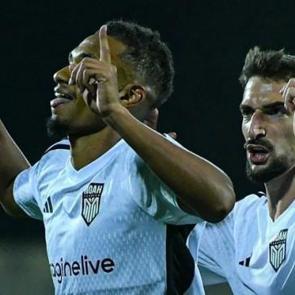 Konferans Ligi'nde enfes gol! Kaleci kendi kalesinden attı