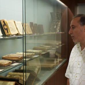 Tarihi el yazma mushaflar onun elinde tamir oluyor