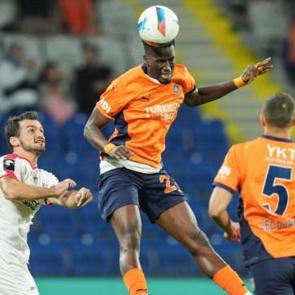 Başakşehir fişi ikinci yarıda &ccedil;ekti! Konferans Ligi'nde play-off turuna y&uuml;kseldi