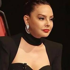 Ebru G&uuml;ndeş'ten &uuml;zen haber geldi! Fenalaştı, konsere devam edemedi