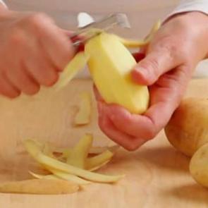 Kabuklarını &ccedil;&ouml;pe atan bin pişman! Patates kabuklarının akılalmaz faydaları!