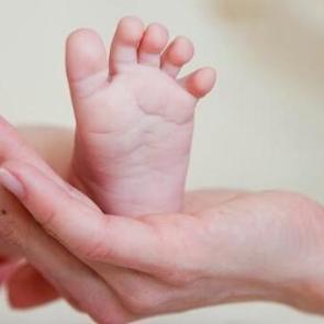 Sağlık Bakanlığı m&uuml;dahil oldu: Tepki &ccedil;eken topuk kanı kararı!