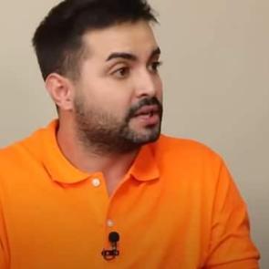 Yeni nişanlanan Kadir Ezildi'den şaşırtan a&ccedil;ıklama: Adımı anmasın, benim i&ccedil;in &ouml;lm&uuml;şt&uuml;r!