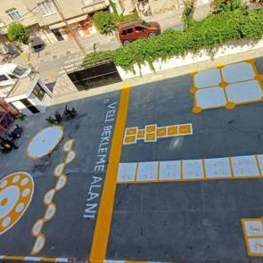 Bağcılar&rsquo;daki okul bah&ccedil;eleri renklendi