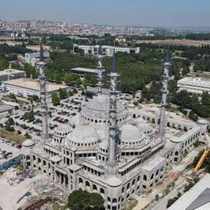 Bursa Valisi Ayyıldız, T&uuml;rkiye&rsquo;nin en b&uuml;y&uuml;k 3. camisinin inşaatını ziyaret etti