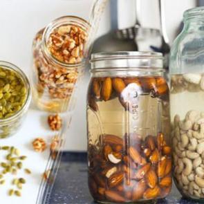 Kuruyemişleri suda bekletmek ne işe yarar? Kuruyemişleri suda bekletin &ccedil;&uuml;nk&uuml;&hellip;