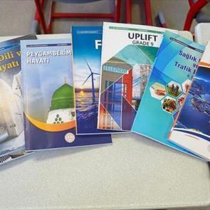 &Ouml;ğrencilere &uuml;cretsiz dağıtılacak ders kitapları sıralardaki yerini aldı