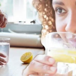 Sabahları limonlu su i&ccedil;menin faydaları nelerdir? A&ccedil; karna limonlu su ne işe yarar?