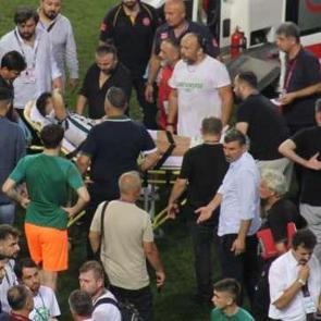 2. Lig ma&ccedil;ında ambulanslar sahaya indi