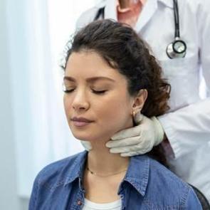 Ağrısız şişlikler deyip ge&ccedil;meyin, &ouml;l&uuml;mle sonu&ccedil;lanıyor! Lenf kanseri belirtileri...