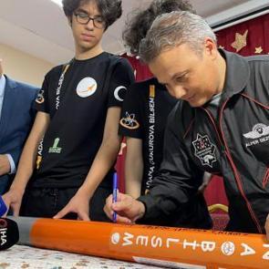 Alper Gezeravcı, roket takımının roketine 'Zıpkın' adını koydu