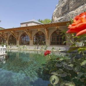 'Sırrımız faş oldu': Somuncu Baba'nın misk kokulu külliyesi 